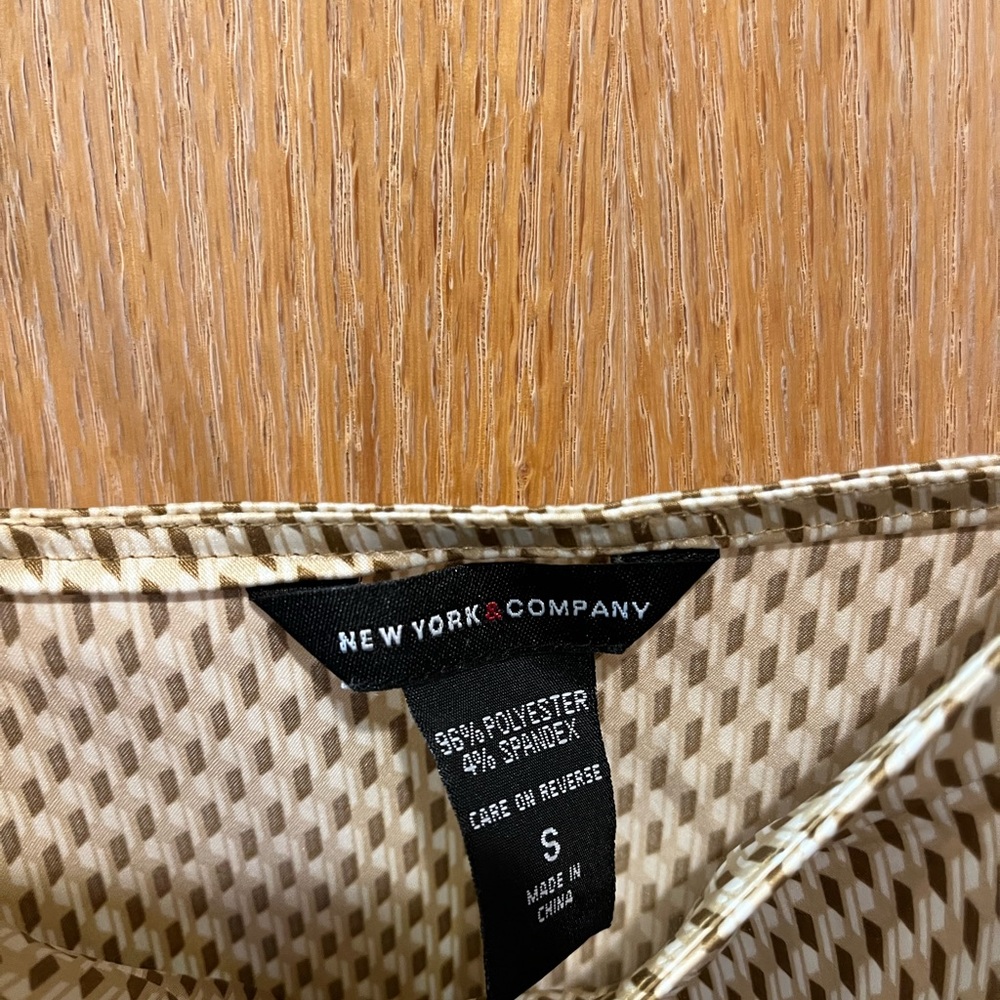 New York & Company Gold and Black Geometric Tank Top - Picture 2 of 3
